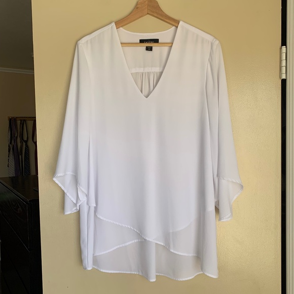Karen Kane White Bracelet Sleeve Asymmetrical Hem Top Sz.M Silky Crepe V- neck - Picture 1 of 11